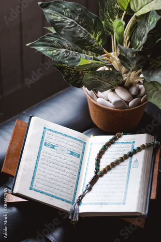 Fotografie The holy Quran and rosary or tasbih on minimalist black interior