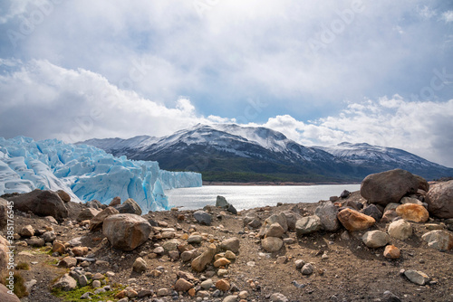 Paisaje patagonico, vista del Glaciar Perito Moreno desde la costa elevada del Lago ASrgentino con rocas en primer plano hiperfocal