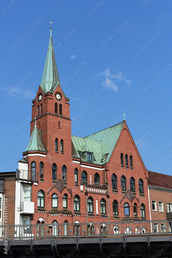 Fototapeta premium kirche in hamburger hafen, deutschland