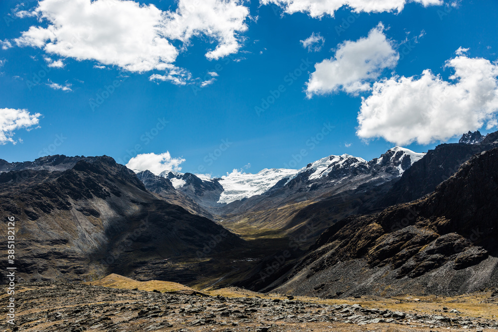 Nevados y montañas andinas con cielo azul
Nevados y montañas andinas con cielo azul