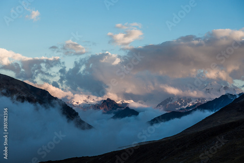 Nevados y montañas andinas con cielo azul   © Reenzo