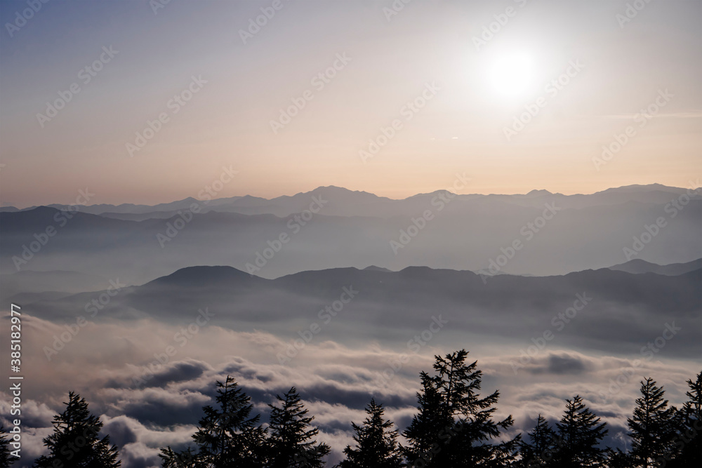 山並みに沈む夕日と雲海/富士山四合目(The view From Mt.Fuji in Japan) 山並みに沈む夕日と雲海/富士山四合目(The view From Mt.Fuji in Japan)