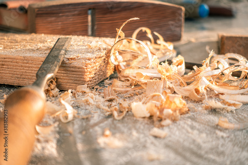 Herramientas para trabajo de la madera en carpintería y evanistería