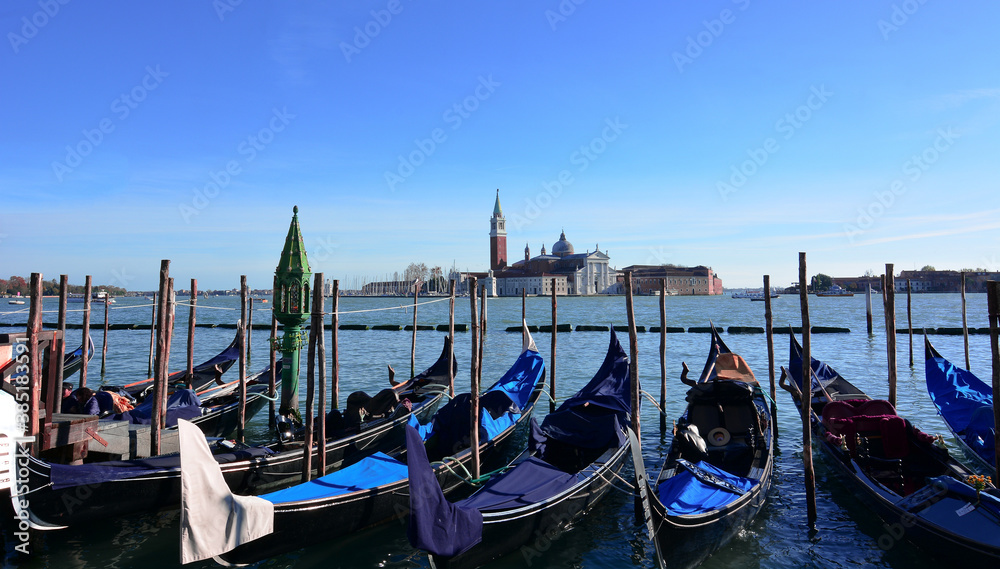 Le gondole ormeggiate a Piazza San Marco con sullo sfondo l'isola di San Giorgio