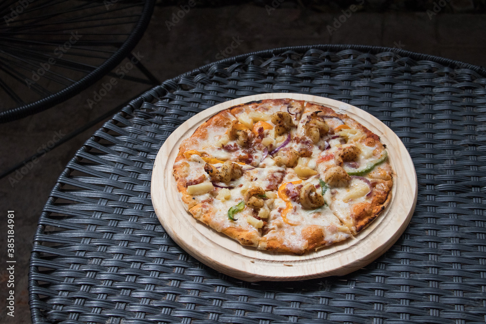 Pizza con toppings de pimientos y tocino Pizza con toppings de pimientos y tocino