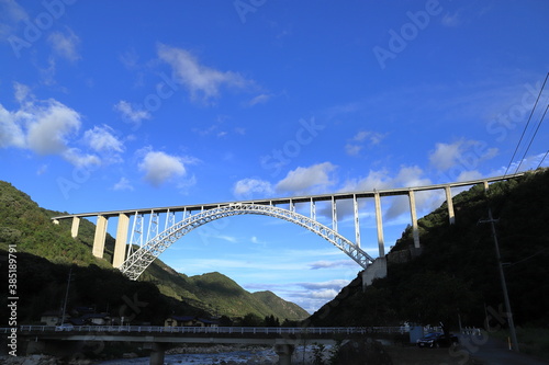 大きな橋がある風景