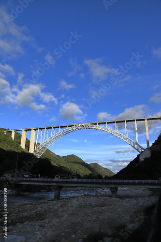 大きな橋がある風景 © herlock_00