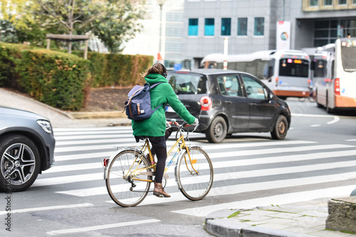 velo cycliste circulation ville environnement urbain femme © JeanLuc