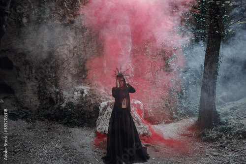 Foto Fantasy horror woman witch in black dress.