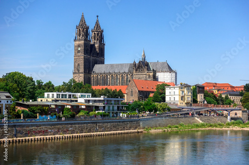 Dom und Elbe in Magdeburg, Sachsen Anhalt