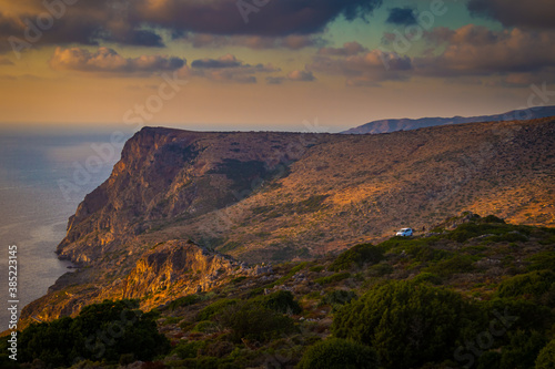 Küstenstraße an der westlichen Steilküste der griechischen Insel Kythira im Abendlicht