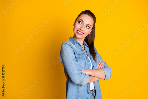 Turned photo of curious manager girl worker cross hands look copyspace decide decision solution wear jeans clothes isolated over shine color background