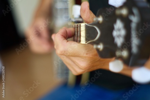 person playing the banjo