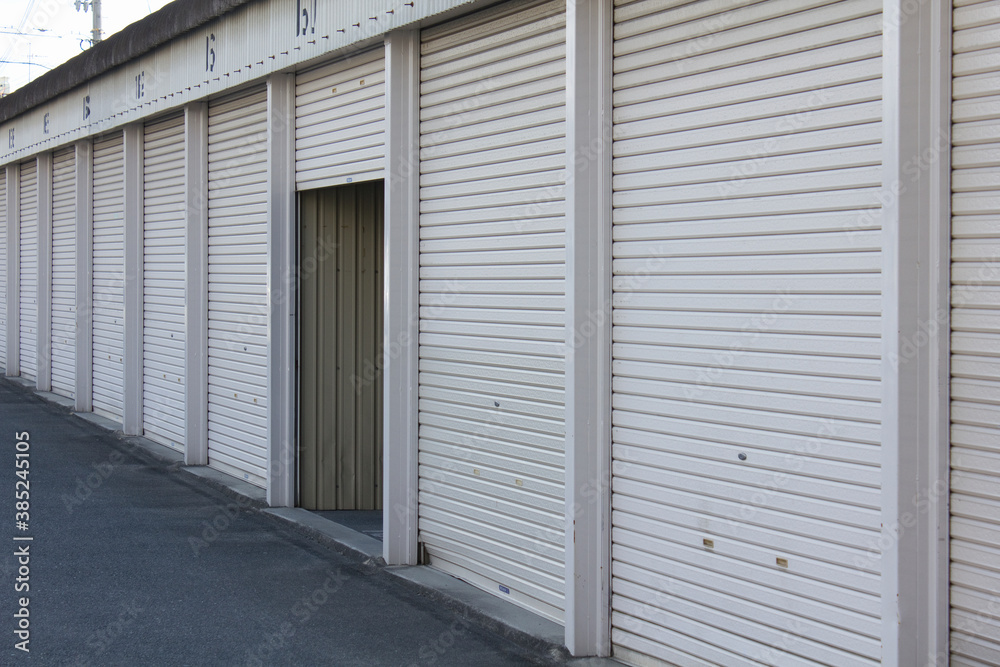 Fototapeta premium シャッターのある貸しガレージ