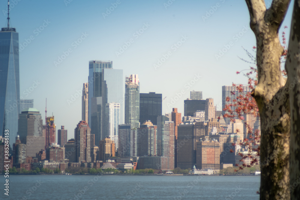 Obraz premium Shot of the skyline of New York City from the Hudson river, with skyscrapers of the downtown district and Wall Street