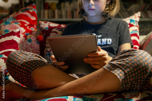 adolescente qui regarde une tablette numérique photo