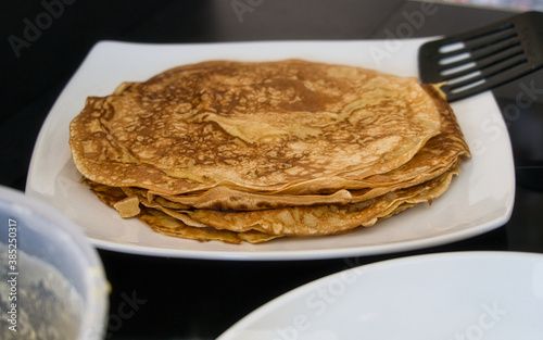 Dessert Nachspeise Vollkorn Crepes, ein Stapel Pfannkuchen auf einen Teller 