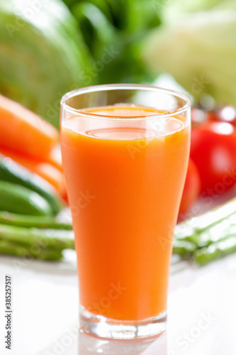 オレンジ色の野菜ジュース