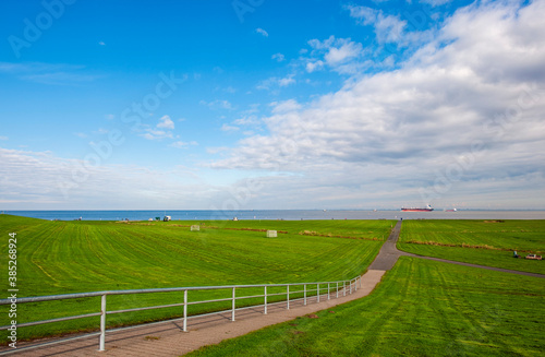 Deich und Elbstrand bei Otterndorf,Kreis Cuxhaven,Niedersachsen,Deutschland