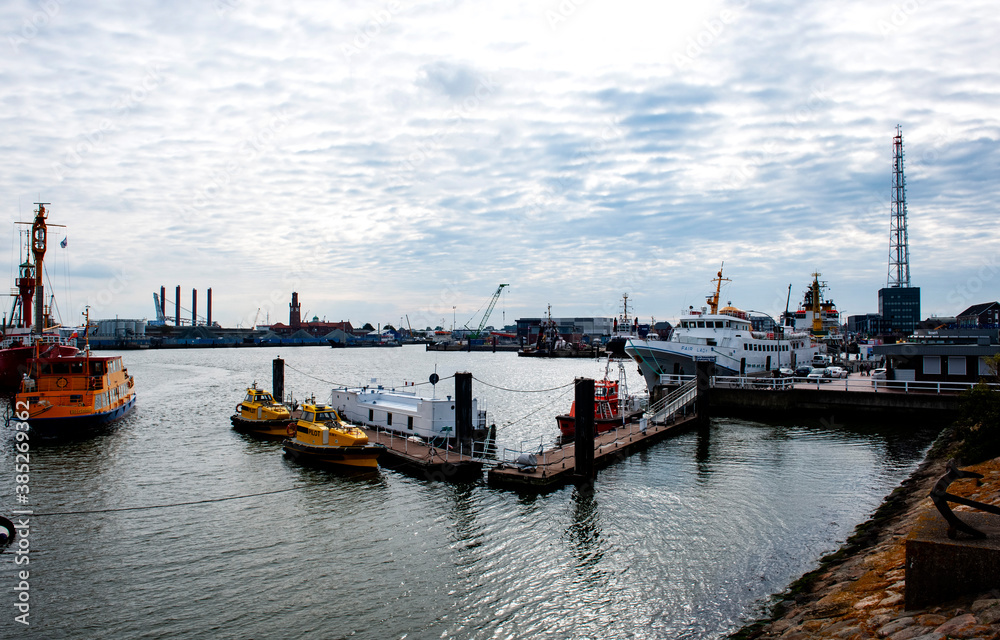 Verschiedene Schiffe und Boote im Hafen von Cuxhaven,Niedersachsen,Deutschland