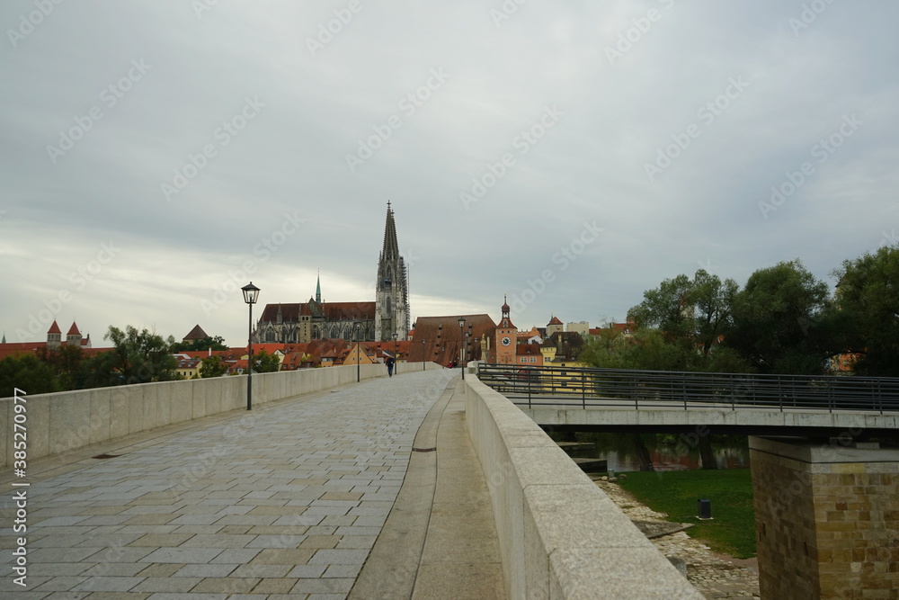 Die Steinerne Brücke und Domblick in Regensburg