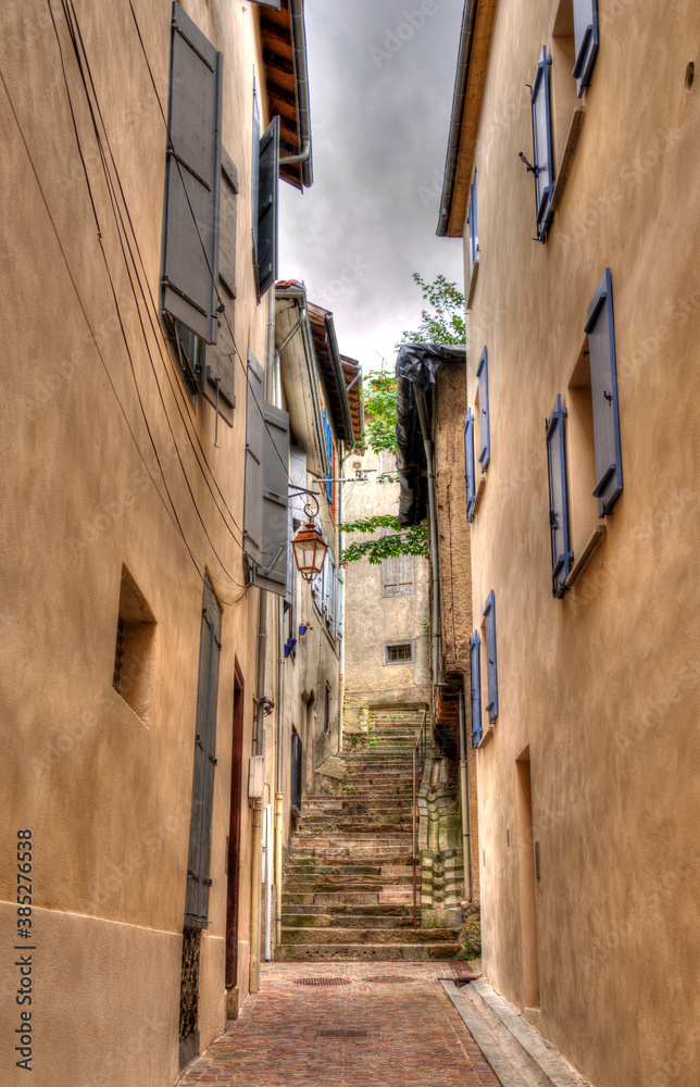 Obraz premium Ruelle étroite à Ax-les-Thermes, France