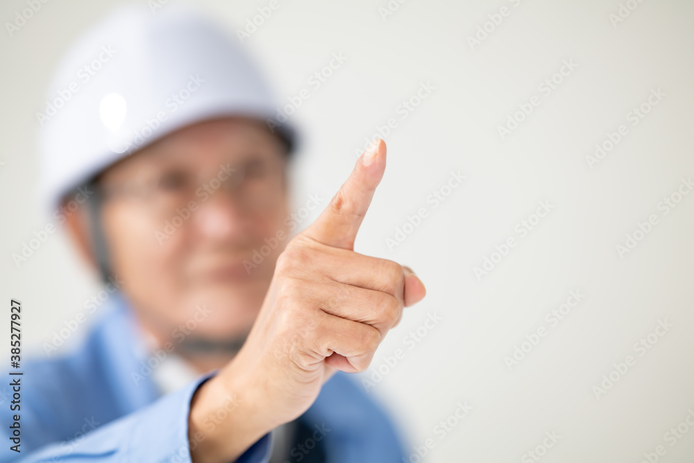 作業着のシニア男性