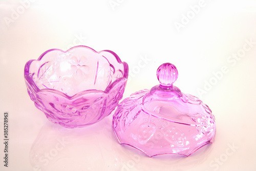 ピンク色のガラスの器 © Paylessimages