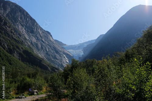 Ein Gletscher in Norwegen mit Wald im Verdergrund