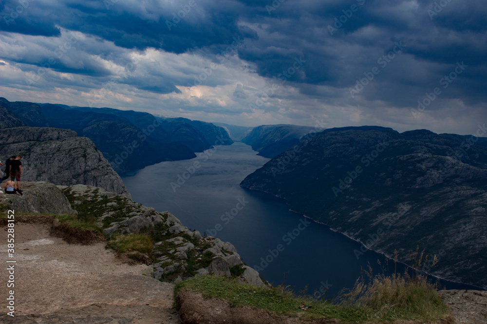 Ein Bild von einem Fjord in Norwegen