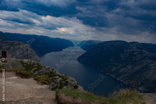 Ein Bild von einem Fjord in Norwegen