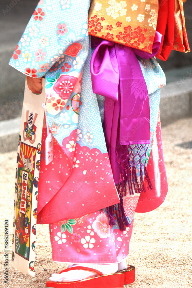 Naklejka premium 七五三詣りの子供