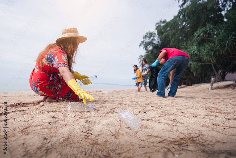 Volunteer clean up plastic wastes Volunteer clean up plastic wastes