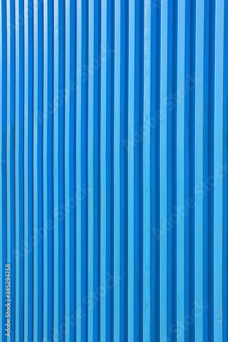 倉庫の青い鉄扉