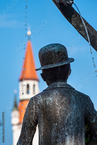 Bild auf Leinwand Karl Valentin Brunnen fountain at Viktualienmarkt market place, Munich, Germany