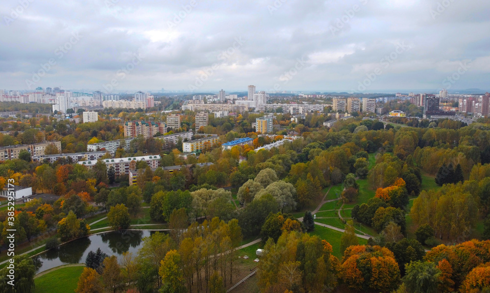 Obraz premium Top view of the autumn city near the park with trees