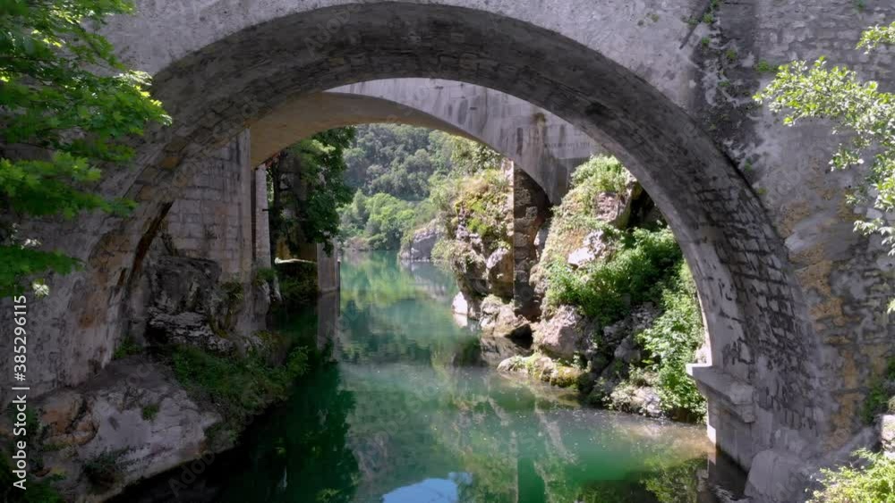 drone qui passe sous un pont drone qui passe sous un pont