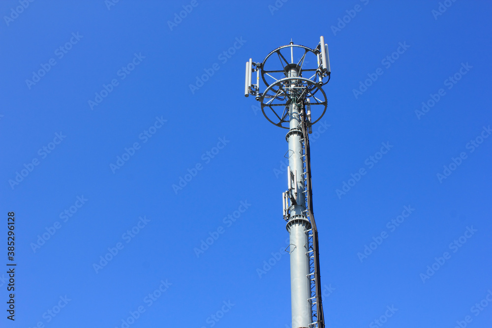 携帯電話の送受信アンテナと青空 携帯電話の送受信アンテナと青空