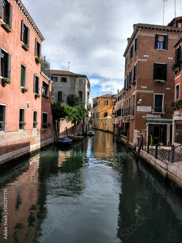 Fototapeta Naklejka Na Ścianę i Meble -  Beautiful canals in Venice Italy