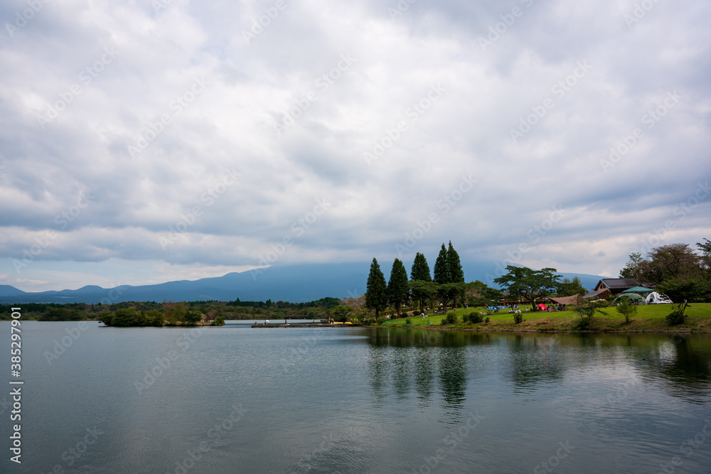 Obraz premium 初秋の田貫湖 曇り空