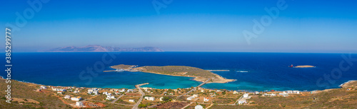 Blick über den Hafen der griechischen Insel Kythira und die Meerenge nach Peloponnes als Panorama