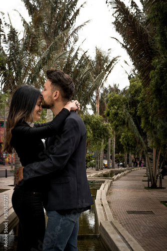 pareja de novios dandose un beso en el centro de bogota en las fuentes de la candelaria photo