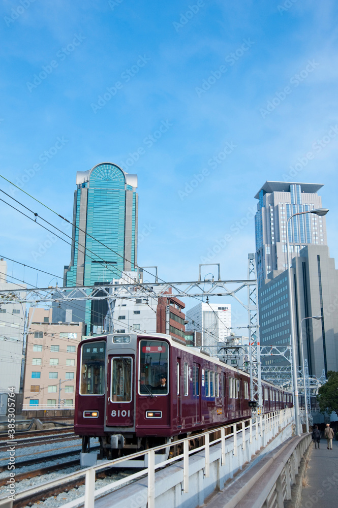 Fototapeta premium 阪急電車と高層ビル