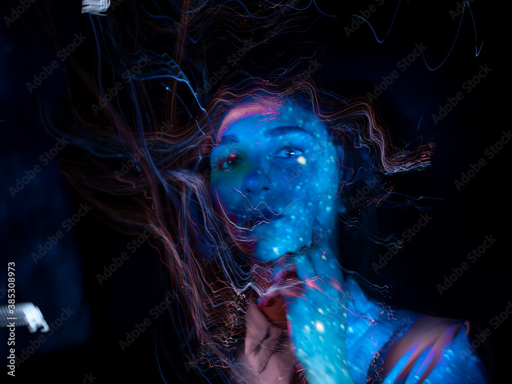 Obraz premium lightpainting portrait, new art direction, long exposure photo without photoshop, light drawing at long exposure