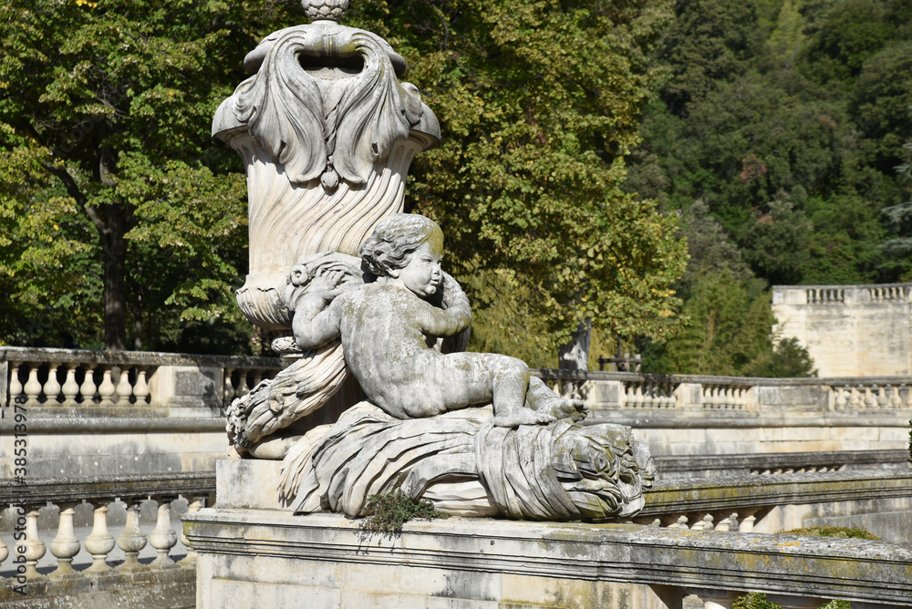 Statue de chérubin du jardin de la Fontaine à Nîmes, France