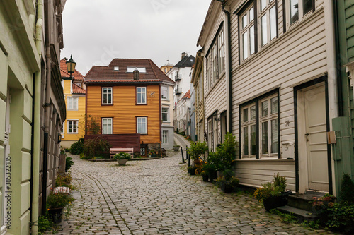 Canvas Print A pretty little lane of traditional weatherboarded wooden cottages: Knøsesmauet,