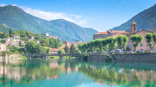 Village médiéval de Breil-sur-Roya dans la vallée de la Roya et sa retenue d'eau. Région PACA, France. 