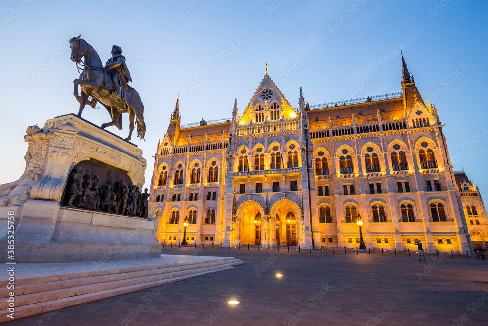 Fototapeta premium Parliament and Monument in Budapest at night, Hungary