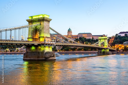 Foto Chain Bridge and the Royal Castle in Budapest, Hungary