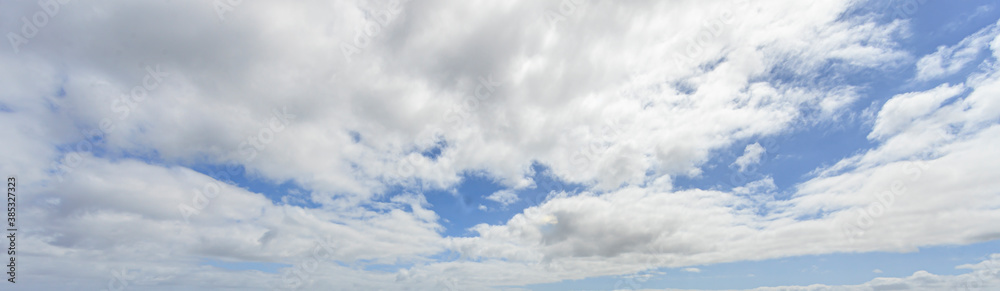 Obraz premium Image of a partly cloudy and partly clear sky during the day